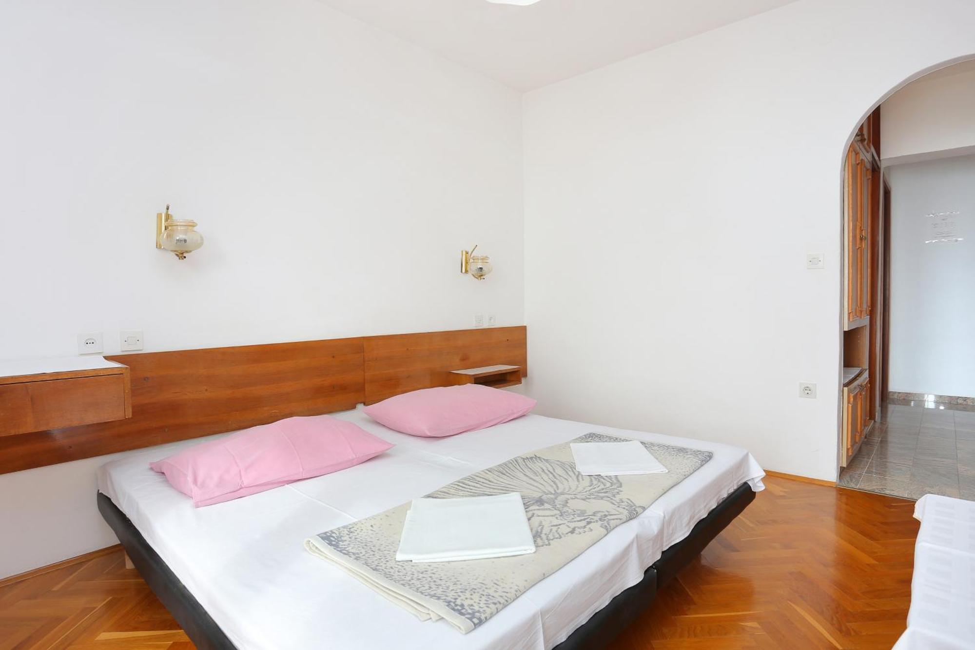 Rooms With A Parking Space Brela, Makarska - 17281 الغرفة الصورة